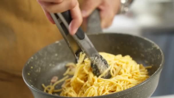 Primo Piano Una Persona Irriconoscibile Che Prepara Spaghetti Alla Carbonara — Video Stock