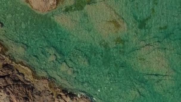 Widok Góry Powiększ Antenę Surowca Skaliste Urwisko Pobliżu Zielonego Morza — Wideo stockowe
