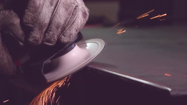 Crop Metal Worker Gloves Grinding Edge Metal Handiwork — ストック動画