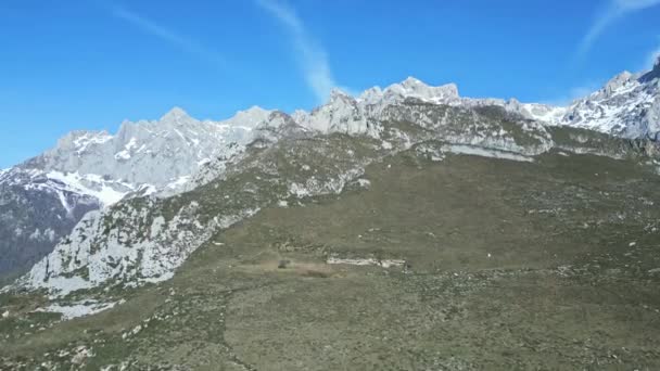 Spanya Gökyüzüne Karşı Ağaçlarla Çevrili Pürüzlü Picos Europa Dağı — Stok video