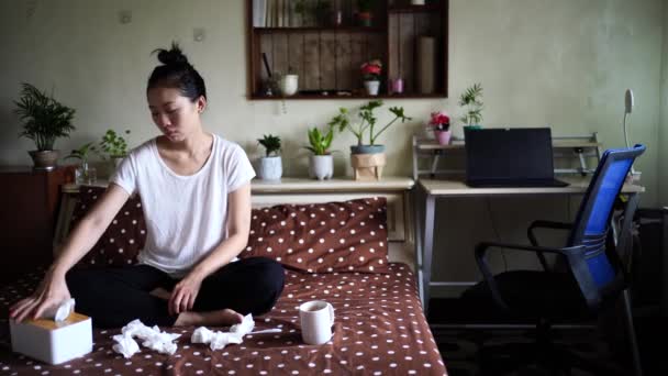 生病的亚洲妇女在家使用组织 — 图库视频影像