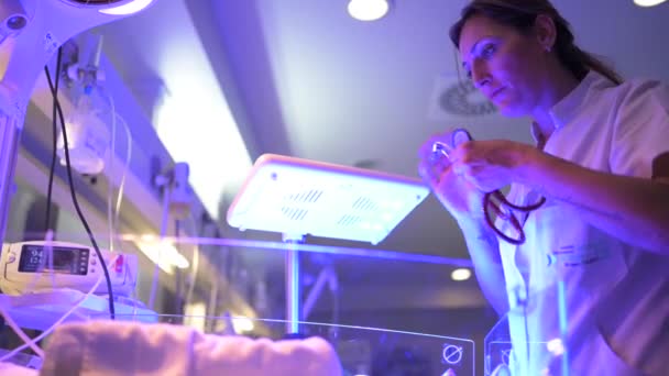 Medicul Care Folosește Stetoscopul Pieptul Nou Născutului Incubatorul Iluminat Din — Videoclip de stoc