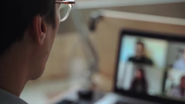 Visão Traseira Empresário Sexo Masculino Tendo Videoconferência Laptop Bebendo Bebida — Vídeo de Stock