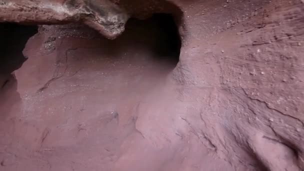 Масштабування Грубої Текстурованої Стіни Пісковика Темною Печерою Природі Вдень — стокове відео