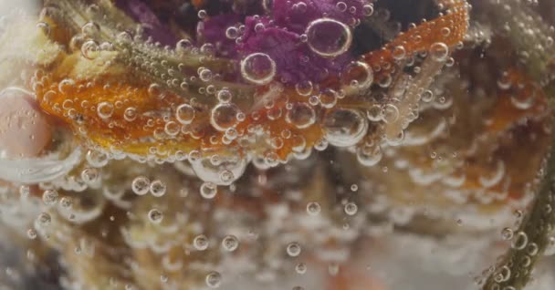 煮沸时用可食用花卉制成的抹布 — 图库视频影像