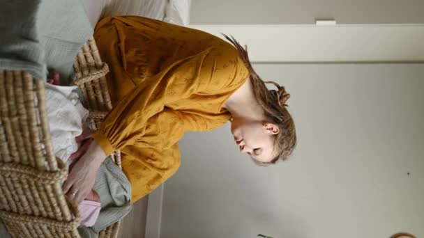 Вид Збоку Молодої Жінки Розслабляється Затишному Ліжку Дивиться Новонароджену Дитину — стокове відео