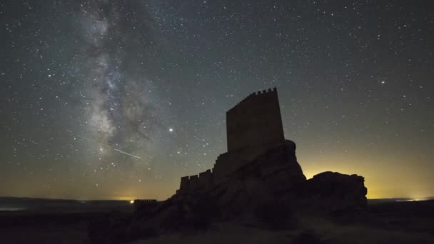 スペイン グアダラハラの明るい星で暗くなる青空に対して崖の上に位置するザフラのタイムラスキャッスル — ストック動画