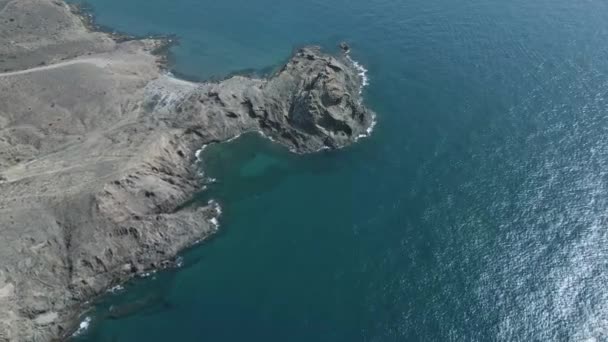 Natural Park Cabo Gata의 근처의 청록색 찢어지는 물에서 절벽의 위에서 — 비디오