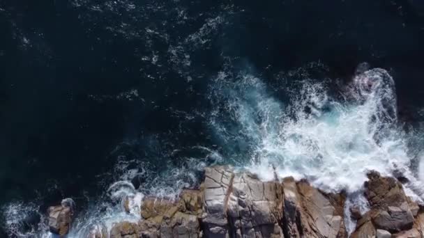 Lélegzetelállító Drón Kilátás Habos Hullámok Erős Kék Tenger Lezuhan Sziklás — Stock videók