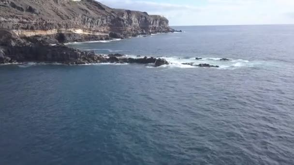 Adembenemend Uitzicht Blauwe Zee Rotsachtige Klif Zonnige Dag — Stockvideo