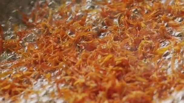 可食用花卉煮沸时的特写 — 图库视频影像