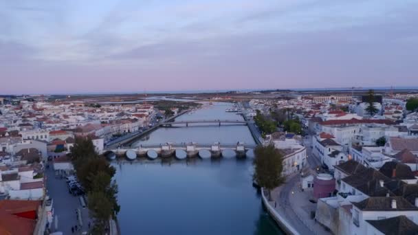 Drone Uitzicht Kalme Rivier Met Voetgangersbruggen Door Tavira Stad Tegen — Stockvideo