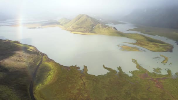 Cima Vista Deslumbrante Drone Montanhas Verdes Lago Calmo Localizado Terreno — Vídeo de Stock