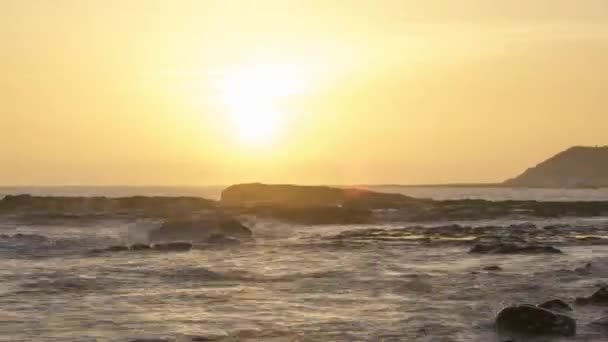 在西班牙卡迪兹的瓦尔德维耶罗斯海滩上 海浪在岩石和多云的天空之间飞溅 时间流逝 静止不动 — 图库视频影像