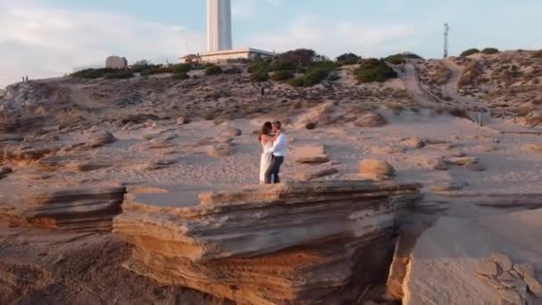 在日落时分 穿着婚纱的新婚夫妇在海滨共度浪漫时光 — 图库视频影像