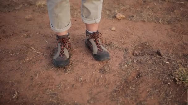 Beschnittene Unkenntlich Gemachte Wanderin Mit Wanderschuhen Auf Trockenem Boden Bei — Stockvideo