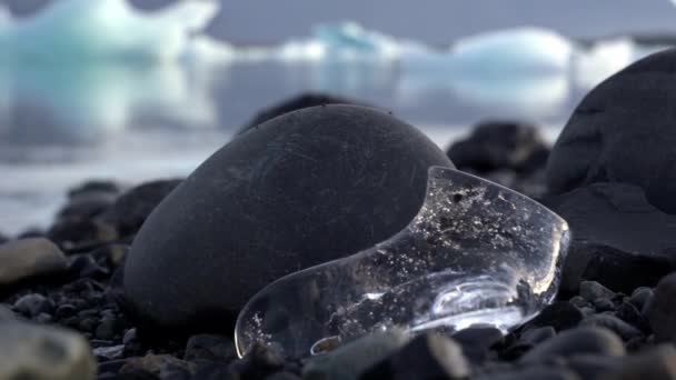 在阳光明媚的日子里 冰岛海岸和海水中的大小冰块的底层 — 图库视频影像