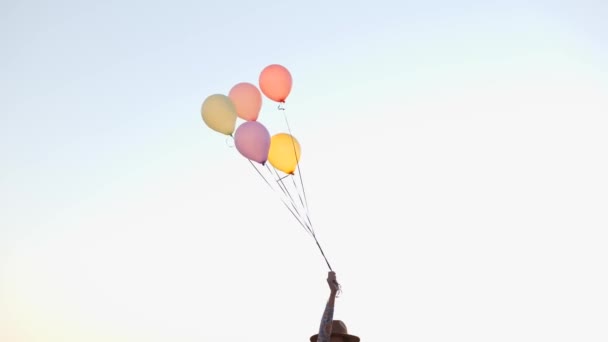 Оптимистичная Женщина Шляпе Реальном Времени Танцует Красочными Воздушными Шарами Стоя — стоковое видео