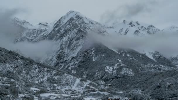 Von Unten Zeitraffer Der Wolken Die Winter Verschneite Berge Bedecken — Stockvideo