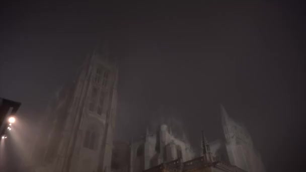 Belyst Vägg Runt Gamla Katedralen Dimmig Natt — Stockvideo