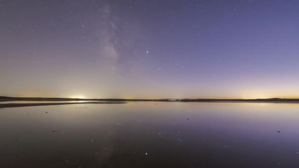 明るい月と星がペナフカラグーンの平和な川の上を回る空の時間の経過は 朝に回っている間 — ストック動画