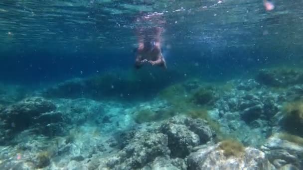Tiempo Real Del Hombre Bañador Máscara Snorkel Nadando Hasta Cámara — Vídeo de stock