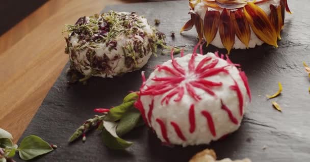 Зверху Десерти Зроблені Свіжих Квітів Обертанні — стокове відео