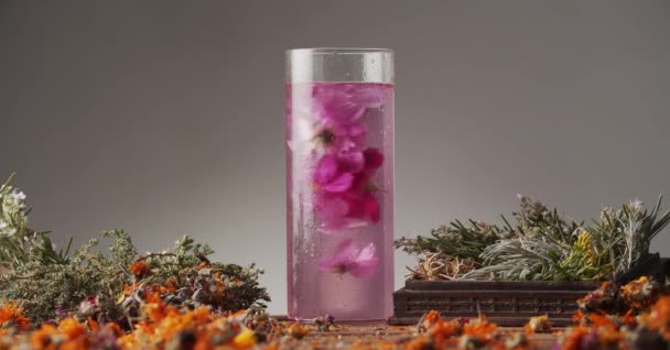 Φρέσκο Ροζ Λουλούδι Που Περιστρέφεται Γλυκό Νερό Ένα Τραπέζι Καλυμμένο — Αρχείο Βίντεο