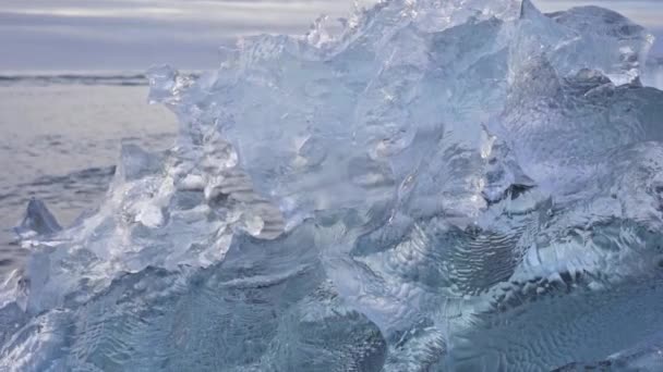 Pancarta Izquierda Cristal Translúcido Bloque Hielo Playa Contra Mar Islandia — Vídeo de stock