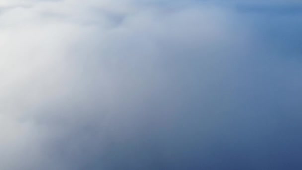 昼間の空を覆う白いふわふわの厚い雲の上のゆっくりした動きの無人機の眺めの高い角度 — ストック動画