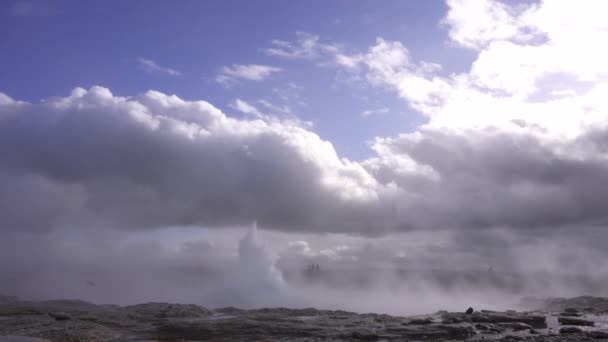 Paesaggio Mozzafiato Eruzione Del Geyser Strokkur Con Acqua Calda Sullo — Video Stock