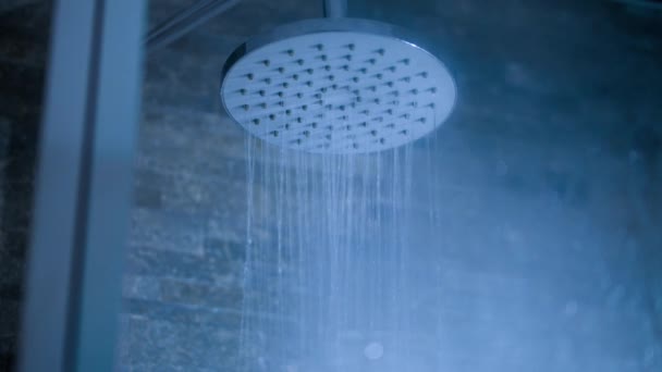 Душевая Головка Текущей Водой Ванной Комнате — стоковое видео