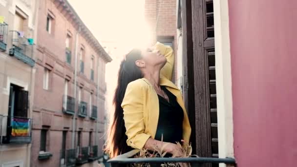 Młoda Atrakcyjna Kobieta Stroju Casual Patrząc Kamerę Stojąc Balkonie Słoneczny — Wideo stockowe