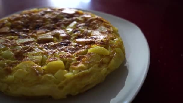 Close Uma Omelete Batata Uma Chapa Branca — Vídeo de Stock
