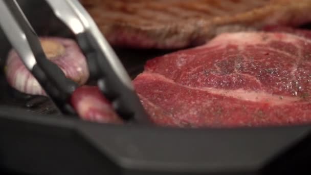 熱いフライパンに大理石ステーキ — ストック動画