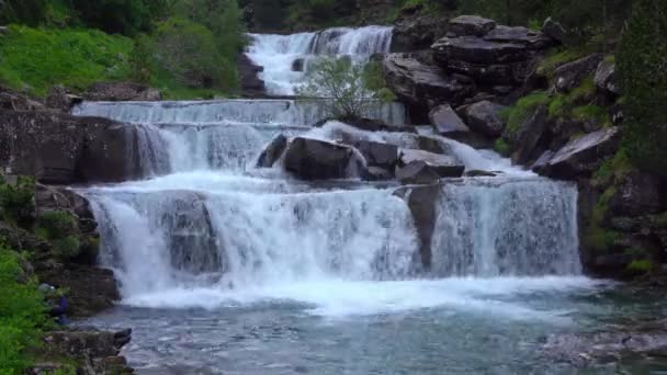 Озеро Чистой Водой Расположено Недалеко Величественного Каскада Горах Национального Парка — стоковое видео