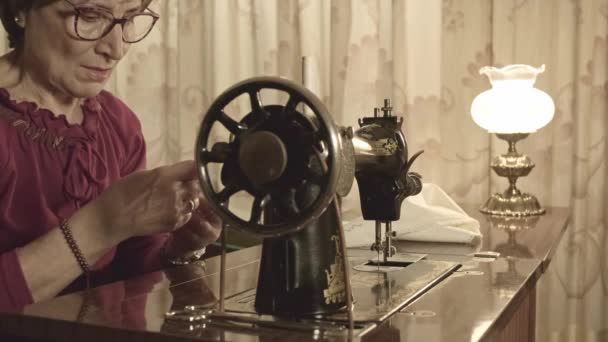 Старша Леді Окулярах Використовує Ретро Швейну Машинку Створення Лляної Серветки — стокове відео