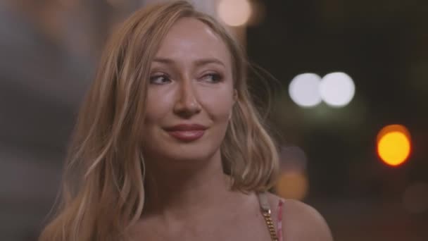 Šťastná Blondýna Dívá Pryč Úsměvem Rozmazané Pozadí Ulice Noci — Stock video