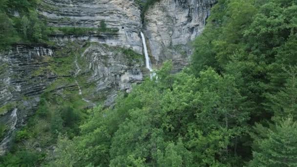 クリーンウォータースプラッシュし スペインのヘッスカのオデッサヤ モンテペルディド国立公園のソロサール滝で昼間の荒い崖から落ちる — ストック動画