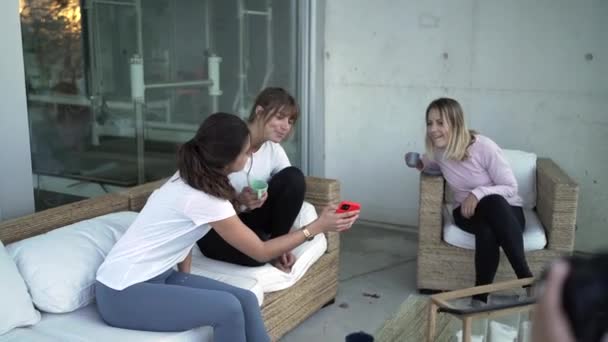 Lächelnde Freundinnen Sitzen Auf Der Gemütlichen Terrasse Der Nähe Des — Stockvideo
