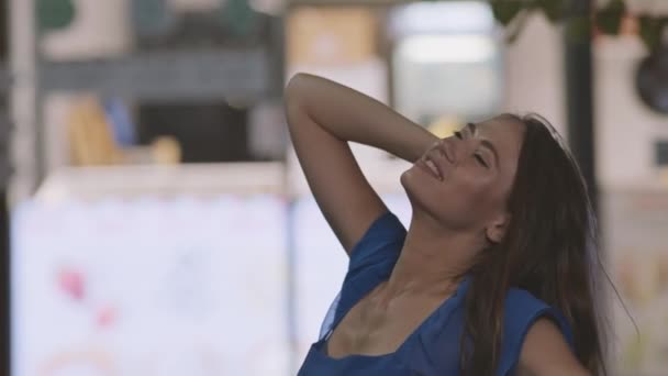 Mutlu Genç Esmer Gülümseyen Kollarını Kaldıran Gecenin Bulanık Arka Planında — Stok video
