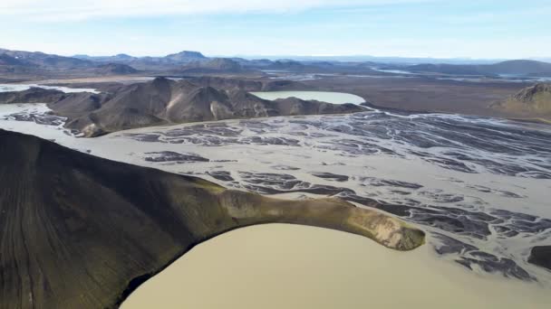 Fentről Zoom Drónra Néző Fenséges Folyótorkolat Található Hegyvidéki Völgyben Izland — Stock videók