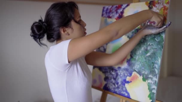 侧视图女性艺术家 手绘肮脏的画笔 画布上浅水色 — 图库视频影像