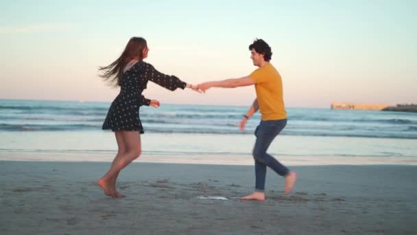 Jeune Couple Dansant Profitant Coucher Soleil Sur Plage — Video