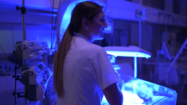 Pracownik Medyczny Karmiący Przedwczesne Dziecko Rurkami Przymocowanymi Nowoczesnym Inkubatorze Podczas — Wideo stockowe
