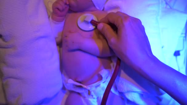 Cima Médico Anônimo Usando Estetoscópio Peito Bebê Recém Nascido Dentro — Vídeo de Stock