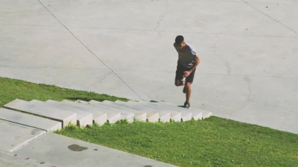 Śledzenie Ujęcia Silnego Etnicznego Mężczyzny Odzieży Sportowej Biegającego Betonowych Schodach — Wideo stockowe