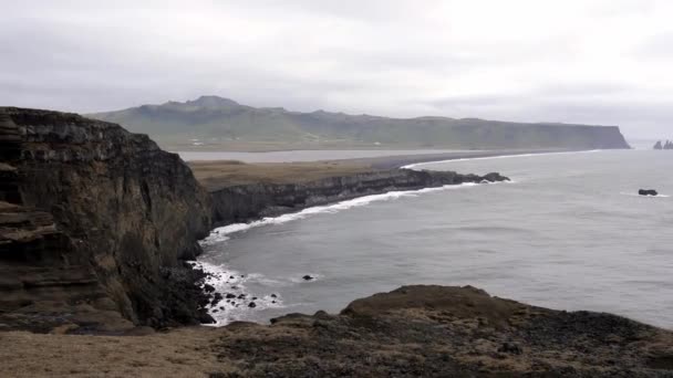 Rotsachtige Klif Gewassen Door Schuimige Zee Bewolkte Bewolkte Sombere Lucht — Stockvideo