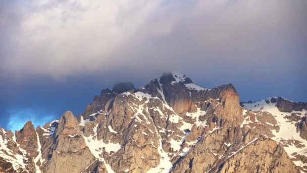 Montaña Nevada Picos Europa Situada Contra Cielo Nublado España — Vídeos de Stock