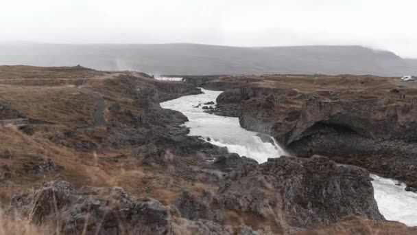 Εντυπωσιακό Τοπίο Καμπύλου Ποταμού Skjalfandafljot Ταχεία Ροή Που Βρίσκεται Ορεινή — Αρχείο Βίντεο